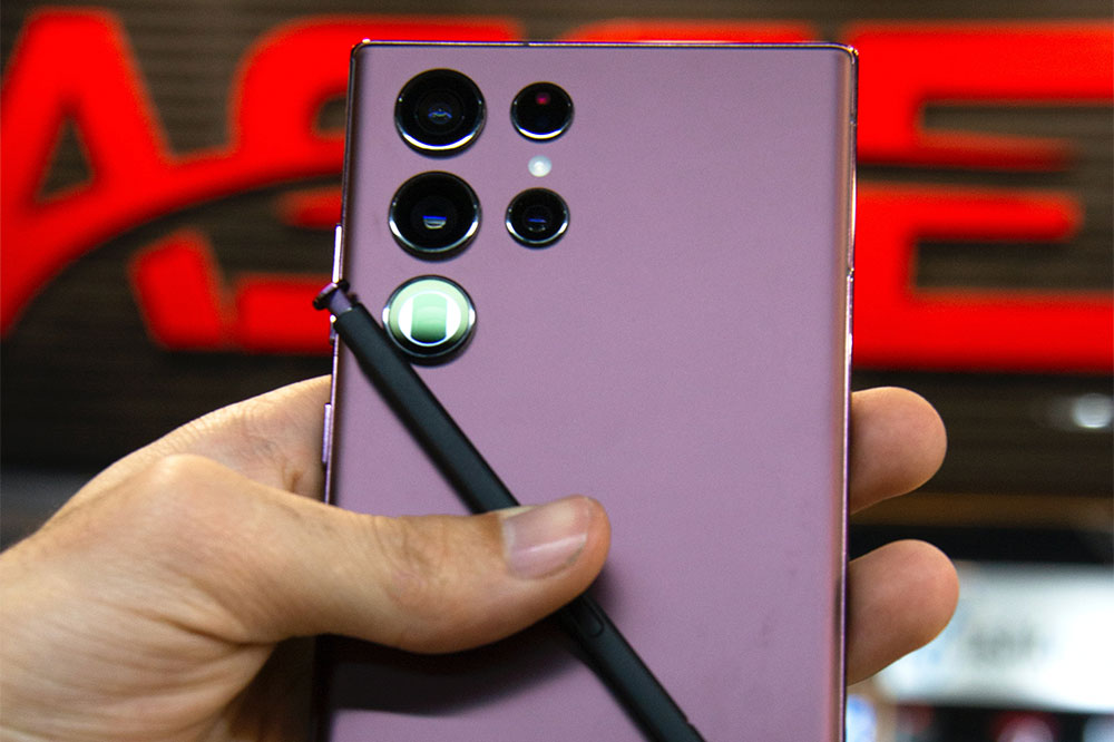 Buy the new Samsung Galaxy S22 with top AT&T deals